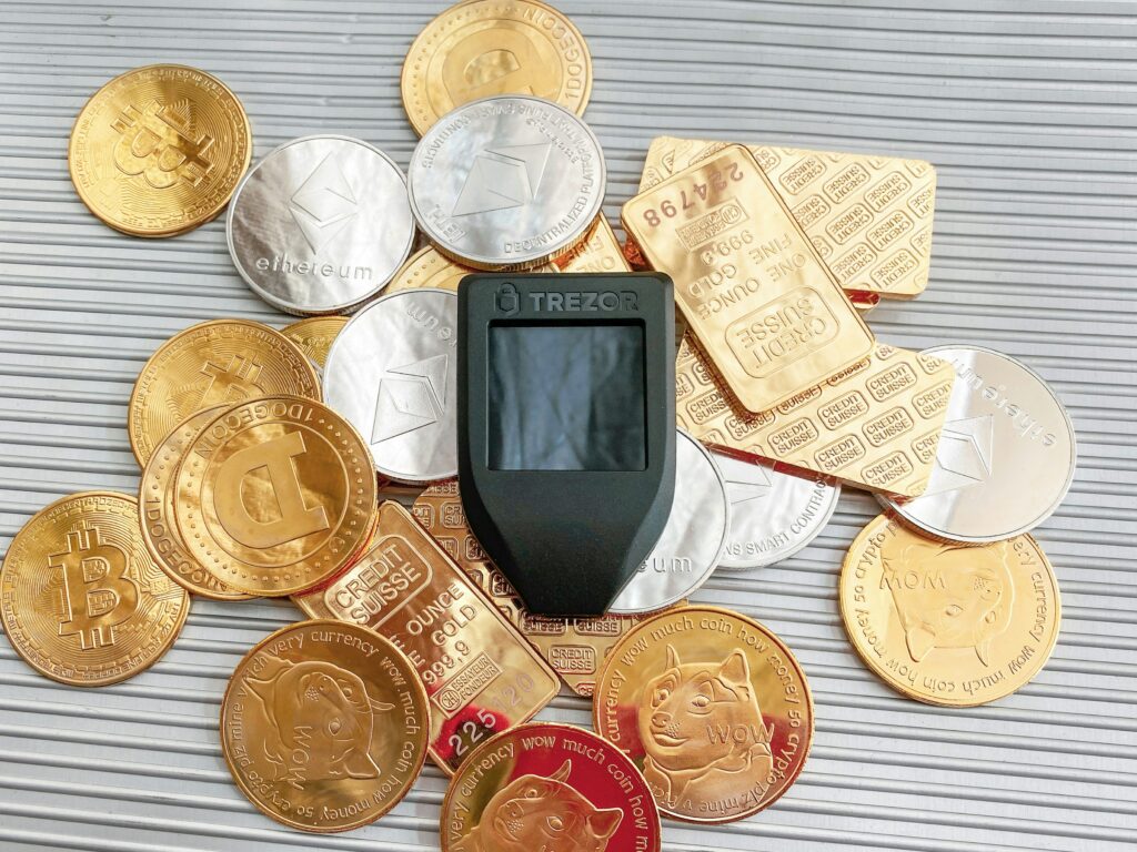 A imagem mostra várias criptomoedas sobre uma mesa